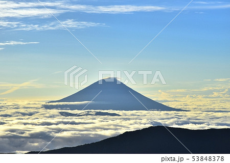 南アルプス千枚小屋から朝焼け残る雲海と笠雲かかる富士山 53848378