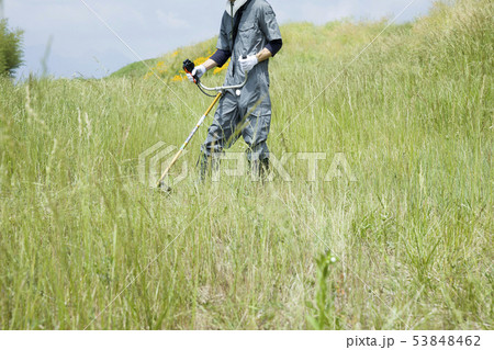 草刈り、除草イメージ 草刈り機を持つ男性 顔なし 草刈り、除草イメージ 草刈り機を持つ男性 顔なし 53848462