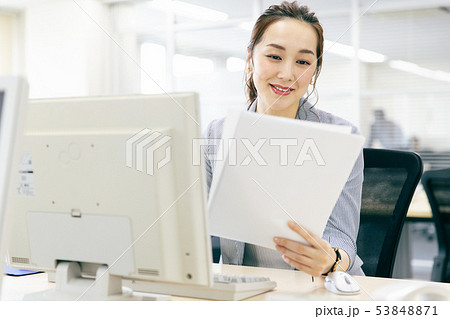 女性 ビジネス オフィス 53848871