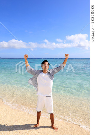 沖縄の美しいビーチで寛ぐ男性 沖縄の美しいビーチで寛ぐ男性 53850636