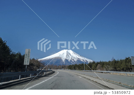 冬晴れの富士山と自動車専用道富士五湖周遊道の山中湖ICの写真素材 [53850972] - PIXTA