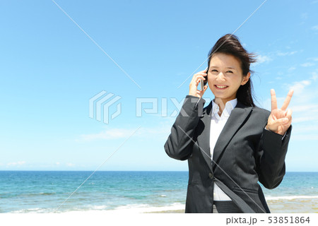 スマートフォンで通話中の女性 スマートフォンで通話中の女性 53851864