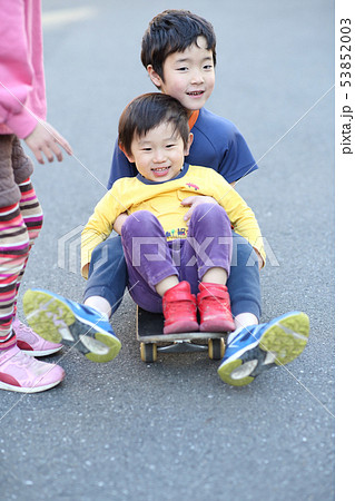 お友達と遊ぶ子供達の写真素材