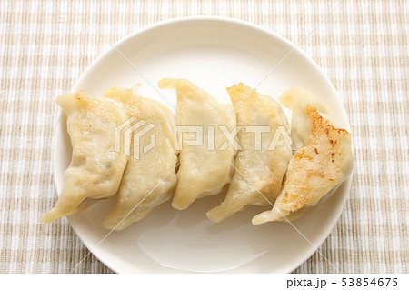 焼き面を上にして盛り付けられた焼き餃子。 53854675