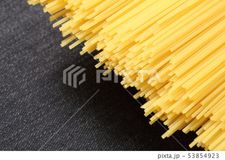 スパゲティ(乾麺)のアップ。背景はデニム生地。 53854923