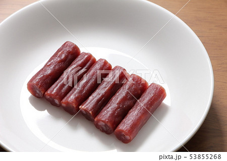 丸皿にのせられたドライソーセージ。 53855268