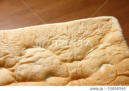 角型食パンの表面のアップ。 角型食パンの表面のアップ。 53856593