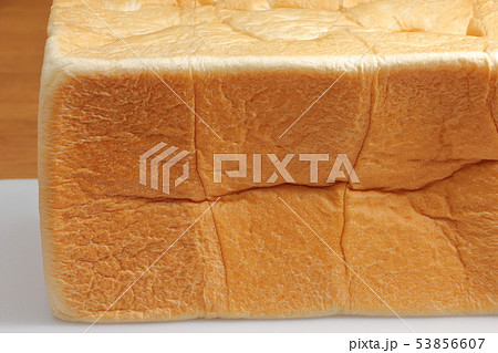 カットする前の角型食パン。 53856607