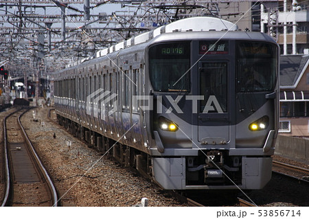 阪和線直通の225系電車（ホロ付） 53856714