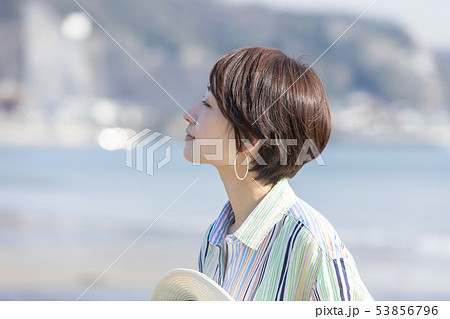 女性　横顔　リラックス　 53856796