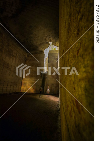 （栃木県）大谷資料館　大谷石地下採掘場跡　差し込む光 53857352