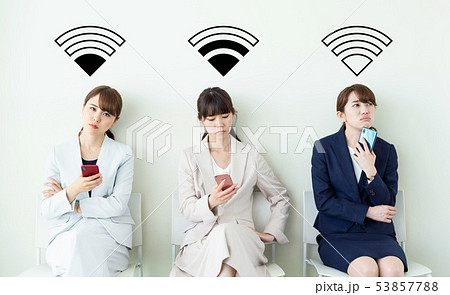 スマホを使う女性グループ 53857788