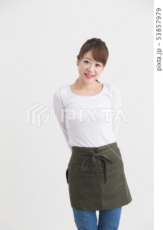 エプロン姿の女性・白バック 53857979
