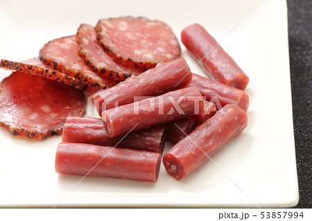 洋風おつまみ盛り合わせ ドライソーセージ スライスサラミ の写真素材