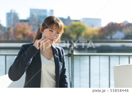 カジュアル・女性・屋外 カジュアル・女性・屋外 53858446