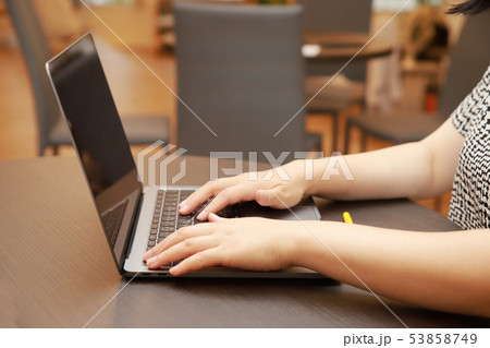 カフェでパソコン入力をする女性の手 53858749