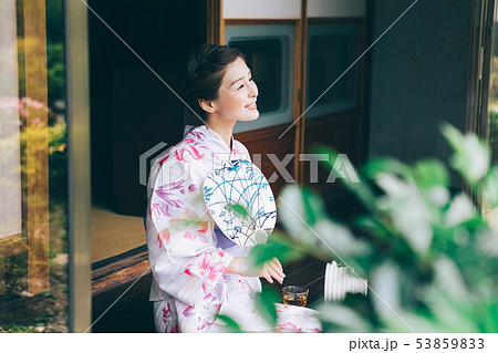 縁側で涼む浴衣の女性の写真素材