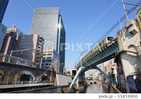 日本の東京都市景観　昌平橋から御茶ノ水駅方向・聖橋付近を望む 53859900