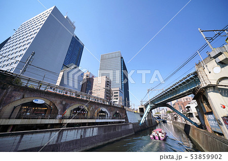 日本の東京都市景観　昌平橋から御茶ノ水駅方向・聖橋付近を望む 53859902