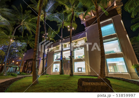 カレカウア通りの夜の風景 53859997