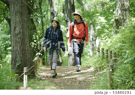 山登り　登山　男女 53860291