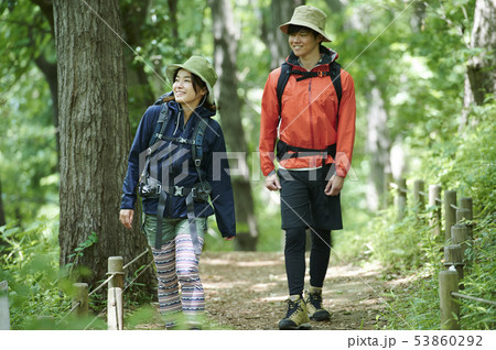 山登り　登山　男女 53860292