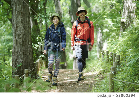 山登り　登山　男女 53860294