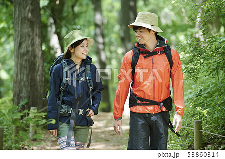 山登り　登山　男女 53860314