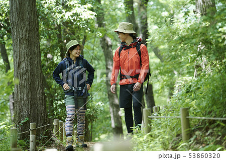 山登り　登山　男女 53860320