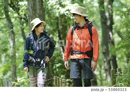 山登り 登山 男女 山登り 登山 男女 53860323