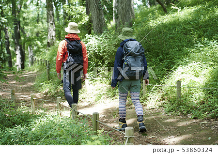 山登り　登山　男女 53860324