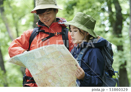 山登り　登山　男女 53860329