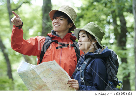 山登り　登山　男女 53860332
