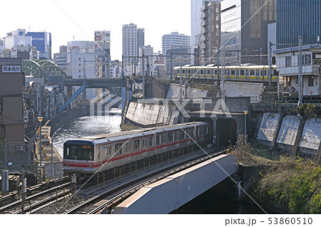 日本の東京都市景観 地上区間を走る東京メトロ丸ノ内線などを望む(左奥は秋葉原) 日本の東京都市景観 地上区間を走る東京メトロ丸ノ内線などを望む(左奥は秋葉原) 53860510