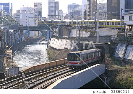 日本の東京都市景観 地上区間を走る東京メトロ丸ノ内線などを望む(左奥は秋葉原) 日本の東京都市景観 地上区間を走る東京メトロ丸ノ内線などを望む(左奥は秋葉原) 53860512