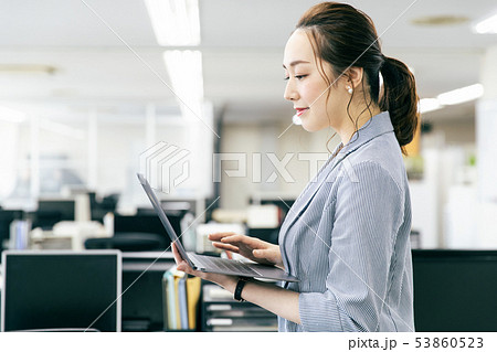 女性 ビジネス オフィス 53860523