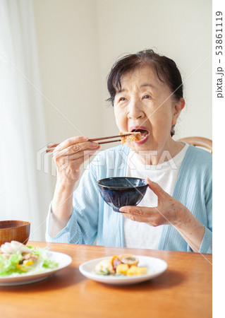 食事をするシニア女性 食事をするシニア女性 53861119