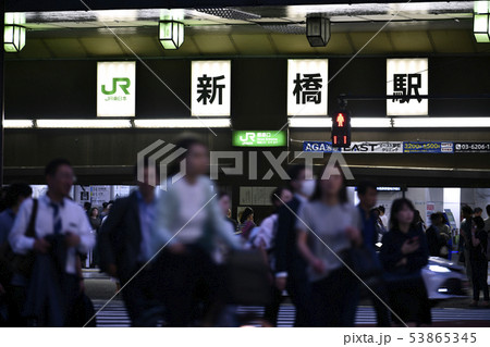 日本の東京都市景観　新橋駅(銀座口）を望む 53865345