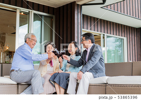 シニア夫婦、友達、仲間、乾杯 53865396