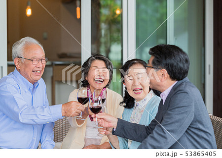シニア夫婦、友達、仲間、乾杯 53865405