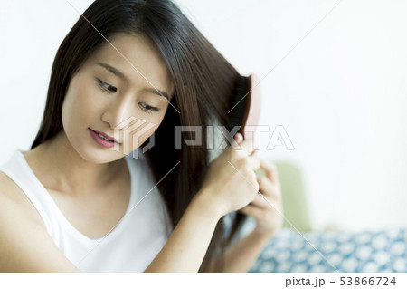 若い女性 ヘアケア 若い女性 ヘアケア 53866724