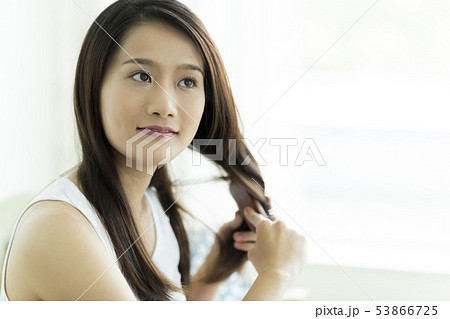 若い女性 ヘアケア 若い女性 ヘアケア 53866725