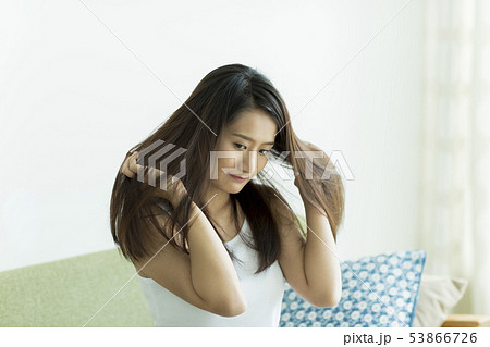 若い女性 ヘアケア 若い女性 ヘアケア 53866726