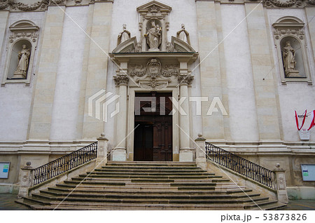 ウィーン　ドミニコ教会　正面入り口 53873826