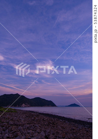 海岸の夕暮れ 53874324