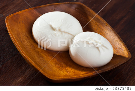 Burrata cheese and rukkola leaf closeup 53875485