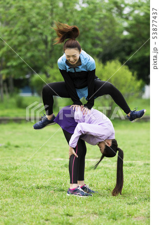 準備運動する女性二人組の写真素材 53877437 Pixta