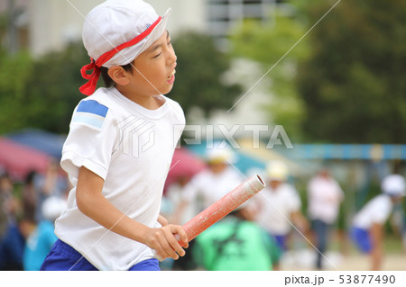 小学校の運動会(色別対抗リレー) 小学校の運動会(色別対抗リレー) 53877490