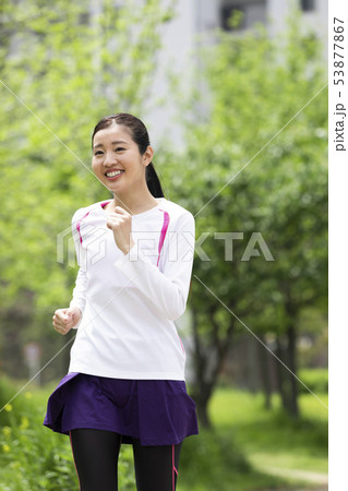 準備運動する女性二人組 準備運動する女性二人組 53877867