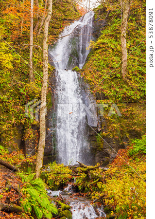 東北青森の秋　紅葉の奥入瀬渓流　雲井の滝 53878091